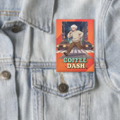 かわいいアニメの少年がコーヒーを持って市内を走る 缶バッジ (インサイチュ)