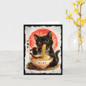 かわいいアニメの黒猫がラーメンを食べる カード (黄色い花)