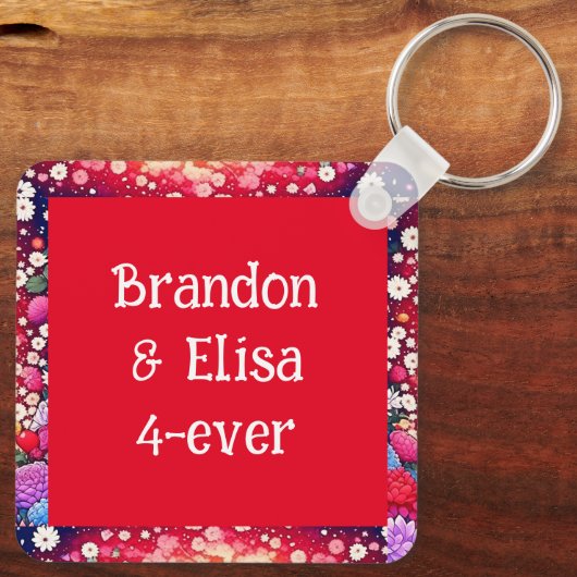 かわいいアニメカップルと花とハート パーソナライズされた キーホルダー (裏面)
