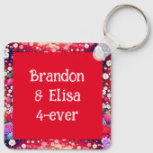 かわいいアニメカップルと花とハート パーソナライズされた キーホルダー (裏面)