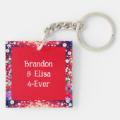 かわいいアニメカップルと花とハート パーソナライズされた キーホルダー (裏面)