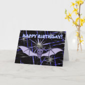 かわいいアニメベビーこうもり香森誕生日（ナイトスカイ） カード (黄色い花)