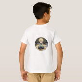 かわいいアニメ少年が散らかった部屋で驚く - 感情表現 Tシャツ (裏面フル)