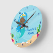 かわいいアフリカンアメリカンマーメイドビーチガールカスタム ラウンド壁時計 (傾斜)