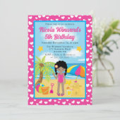 かわいいアフリカンアメリカン・ガールビーチ子供の誕生日 招待状 (スタンド正面)