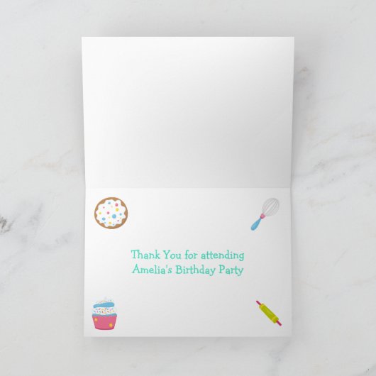 かわいいアフリカ系アメリカ人の女の子が誕生日パーティでお菓子を作る サンキューカード (内部)