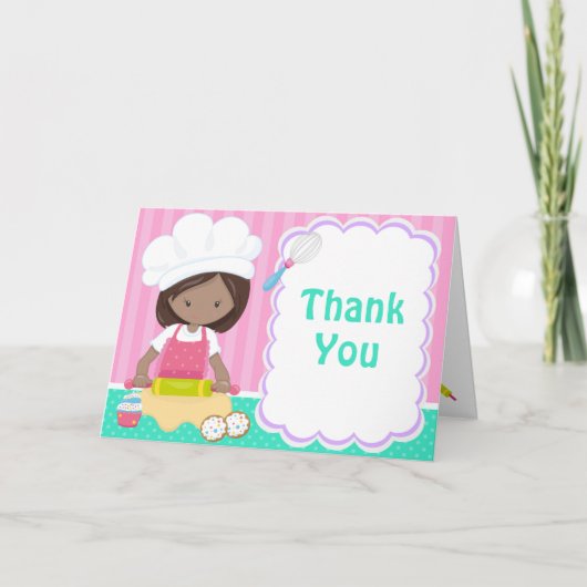 かわいいアフリカ系アメリカ人の女の子が誕生日パーティでお菓子を作る サンキューカード (正面)