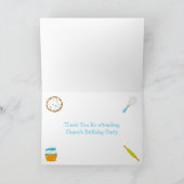 かわいいアフリカ系アメリカ人の少年が誕生日パーティでお菓子を作る サンキューカード (内部)