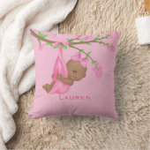 かわいいアフリカ系アメリカ人の赤ちゃんの女の子ピンクのパーソナライズド クッション (ブランケット)