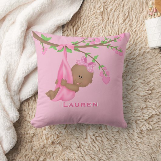 かわいいアフリカ系アメリカ人の赤ちゃんの女の子ピンクのパーソナライズド クッション (ブランケット)