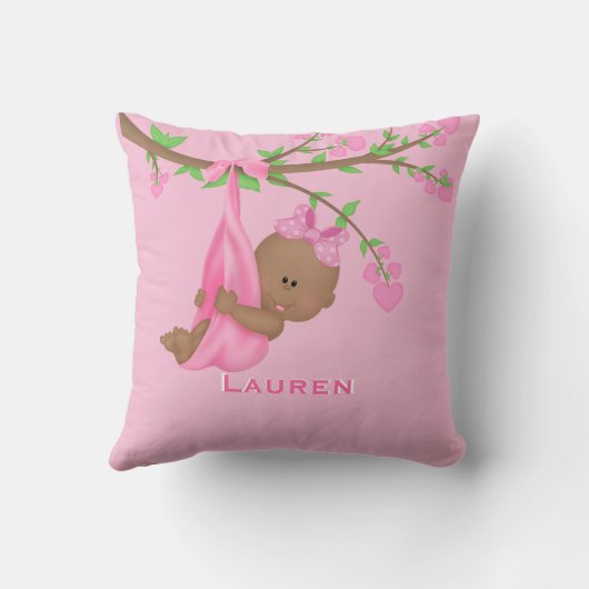 かわいいアフリカ系アメリカ人の赤ちゃんの女の子ピンクのパーソナライズド クッション (裏面)