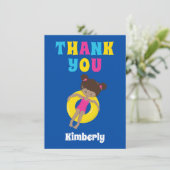 かわいいアフリカ系アメリカ人スイムガールプパーソナライズされたール サンキューカード (スタンド正面)