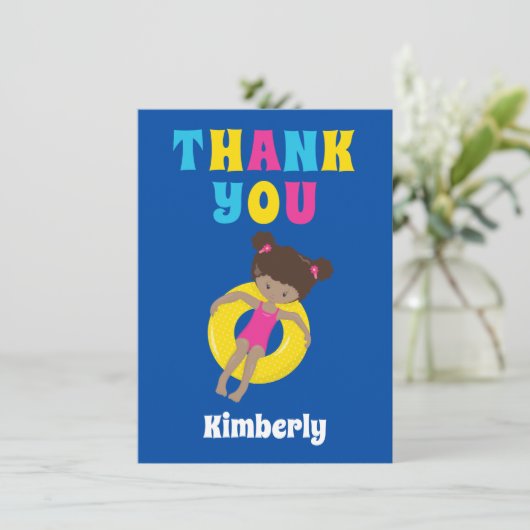 かわいいアフリカ系アメリカ人スイムガールプパーソナライズされたール サンキューカード (スタンド正面)