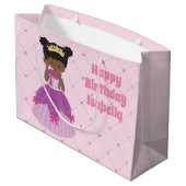 かわいいアフリカ系アメリカ人プリンセスピンク誕生日 ラージペーパーバッグ (裏面アングル)