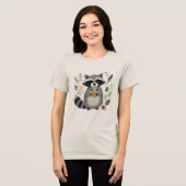かわいいアライグマがどんぐりを持つ トライブレンドＴシャツ (正面全面)