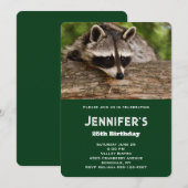 かわいいアライグマが丸太の上に横になっている誕生日 招待状 (正面/裏面)