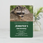 かわいいアライグマが丸太の上に横になっている誕生日 招待状 (スタンド正面)