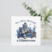 かわいいアライグマが居心地の良いソファでくつろいでいます。 シーズンカード (スタンド正面)