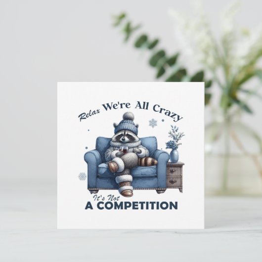 かわいいアライグマが居心地の良いソファでくつろいでいます。 シーズンカード (スタンド正面)