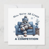 かわいいアライグマが居心地の良いソファでくつろいでいます。 シーズンカード (正面)