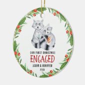 かわいいアライグマの初めてのクリスマスの婚約したなカップル セラミックオーナメント (左)