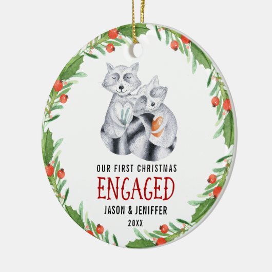 かわいいアライグマの初めてのクリスマスの婚約したなカップル セラミックオーナメント (左)