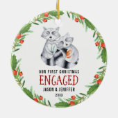 かわいいアライグマの初めてのクリスマスの婚約したなカップル セラミックオーナメント (裏面)