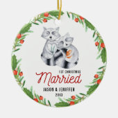 かわいいアライグマの初めてのクリスマスの結婚したな新婚者 セラミックオーナメント (正面)