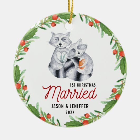 かわいいアライグマの初めてのクリスマスの結婚したな新婚者 セラミックオーナメント (正面)