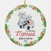 かわいいアライグマの初めてのクリスマスの結婚したな新婚者 セラミックオーナメント (裏面)