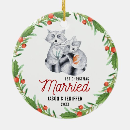 かわいいアライグマの初めてのクリスマスの結婚したな新婚者 セラミックオーナメント (裏面)