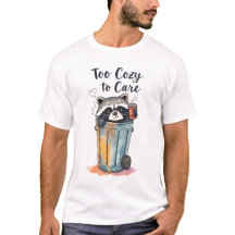 かわいいアライグマの「Too Cozy to Care」デザインがプリントされたTシャツ