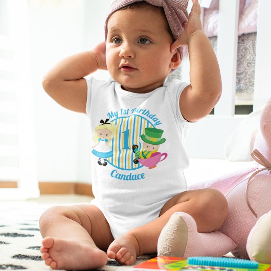 かわいいアリスinワンダーランド私の1歳の誕生日カスタム日 ベビーボディスーツ