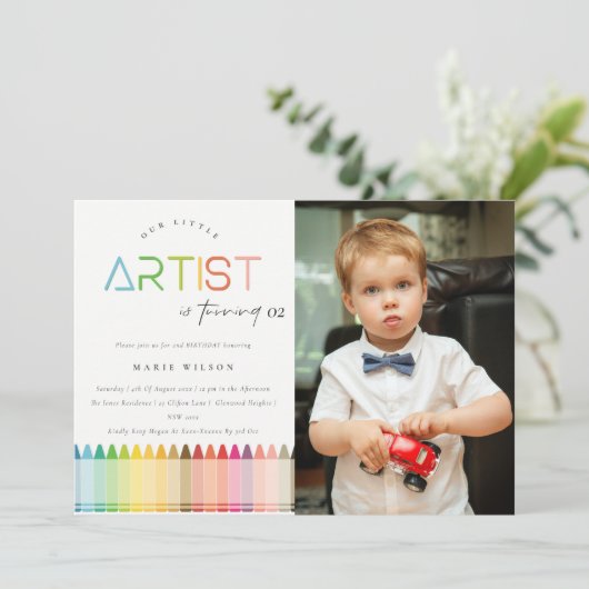 かわいいアーティストクレヨンレインボーフォトエイジ誕生日 招待状 (スタンド正面)