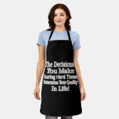 かわいいアートワークデザイン「あなたの人生のクオリティ！」 買 エプロン (着用した状態)