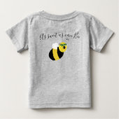 かわいいイエローハニカムハートハニービーベビーギフト ベビーTシャツ (裏面)