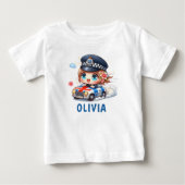 かわいいイギリス警察の女の子が警察車を運転 ベビーTシャツ (正面)