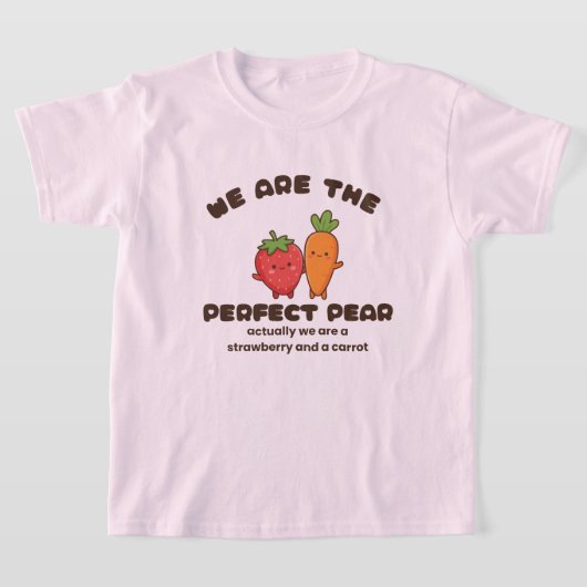 かわいいイチゴとニンジンのキャラクターデザイン Tシャツ (レイダウン)