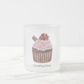 かわいいイチゴのカップケーキの水色 フロストグラスマグカップ (中央)