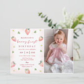かわいいイチゴのフルーツ ファースト 1歳の誕生日写真 招待状 (スタンド正面)