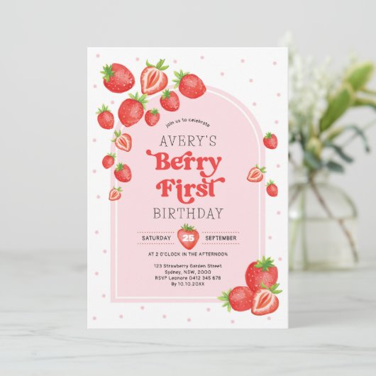 かわいいイチゴのベリーの最初の誕生日 招待状 (スタンド正面)