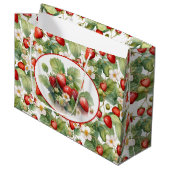 かわいいイチゴの水色 ラージペーパーバッグ (正面アングル)
