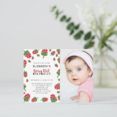 かわいいイチゴの1歳誕生日写真招待状テンプレート ポストカード (スタンド正面)