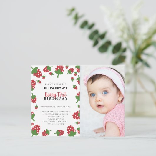 かわいいイチゴの1歳誕生日写真招待状テンプレート ポストカード (スタンド正面)
