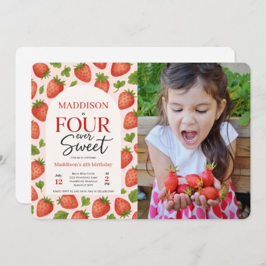 かわいいイチゴ四回の甘い4th誕生日の写真 招待状 (正面/裏面)