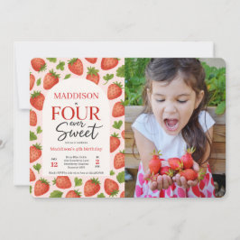 かわいいイチゴ四回の甘い4th誕生日の写真 招待状