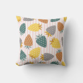 かわいいイチゴ柄の水色 クッション (正面)