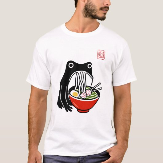 かわいいイラストの怒ったカエルラーメンの墨絵 Tシャツ (正面)