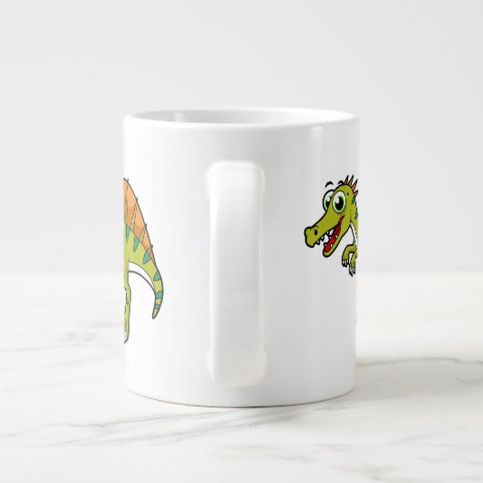 かわいいイラストレーション笑顔のスピノサウルス。 ジャンボコーヒーマグカップ (裏面)