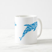 かわいいイルカの形を形作っている青いイルカ コーヒーマグカップ (正面右)